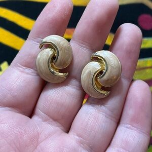 VTG Cream Enamel Swirl Gold Tone Metal Clip-on Costume Jewelry Earrings